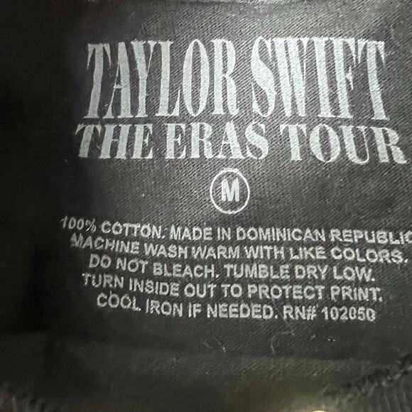 NEW Taylor Swift Eras Tour Black Red Dates on Back T-Shirt Size Medium - Picture 5 of 5